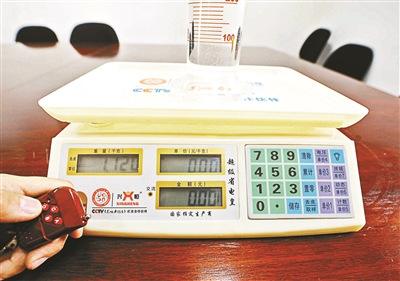 遙控特制電子秤賣米的方法騙得金錢，作案工具電子秤予以沒(méi)收。(圖1)